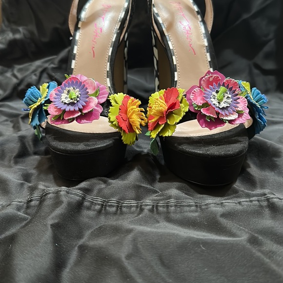 Heels - Picture 5 of 5